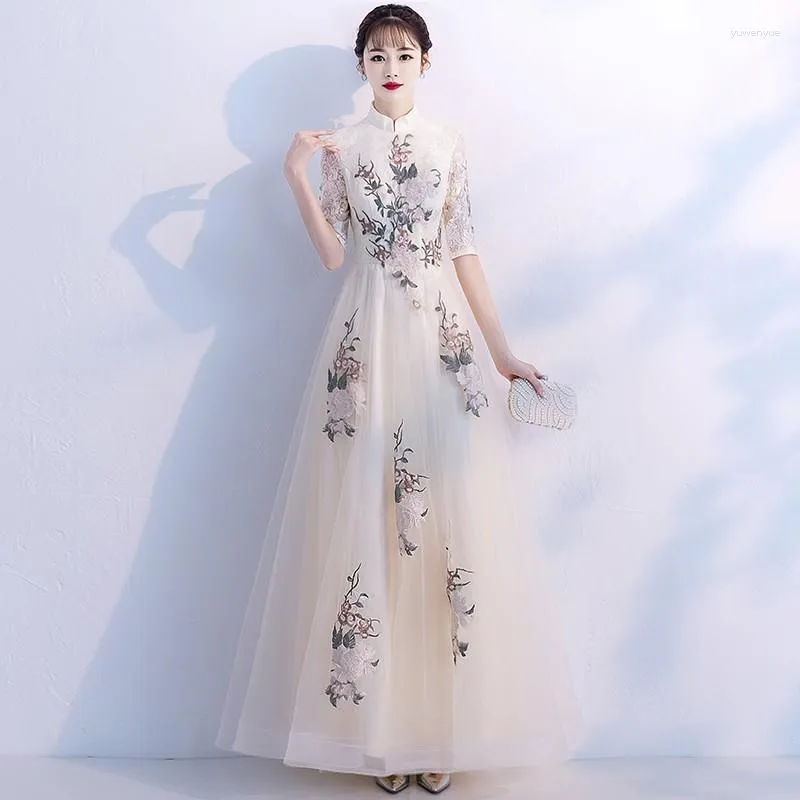 Abbigliamento etnico Ricamo Fiore Maglia Cheongsam Lungo collo alla coreana Qipao Pizzo Prospettiva Manica Abito da sposa cinese Retro Lady Vestidos