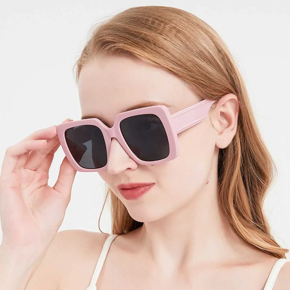 Pink stora ramkoreansk version, fashionabla låda, minimalistiska solglasögon, nya personliga gatufotodesigner solglasögon för kvinnliga varumärken