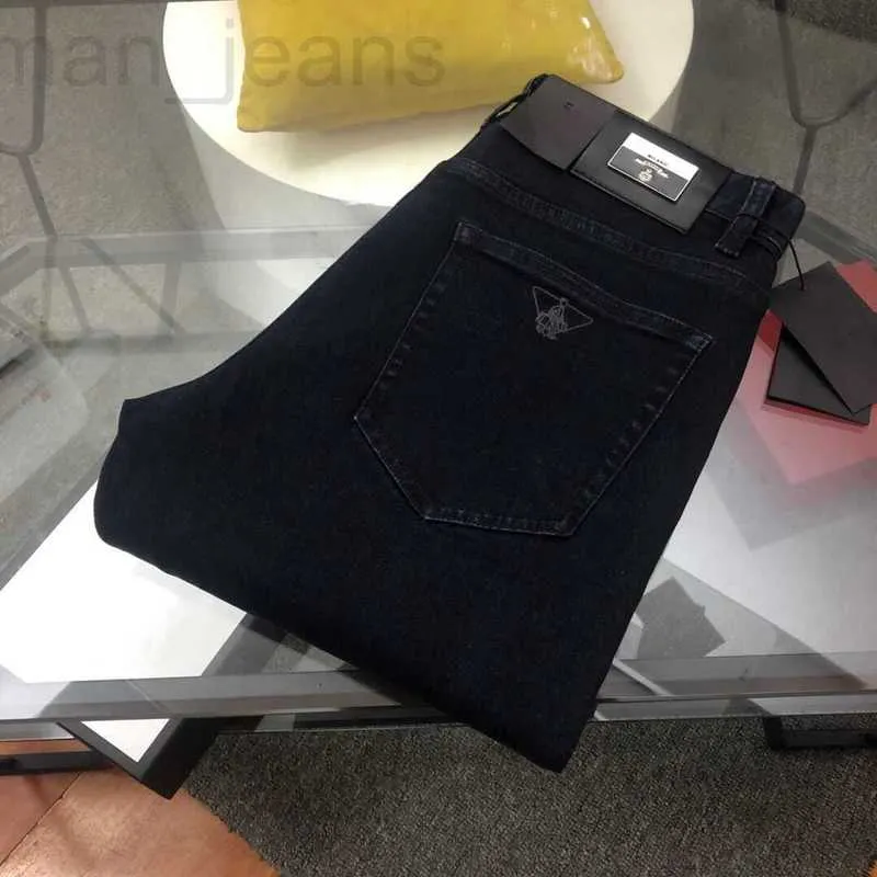 Herr jeans designer hög version svart jeans män designer pants klassisk triangel broderad denim byxor mode lösa avslappnade byxor 5845 wqn1