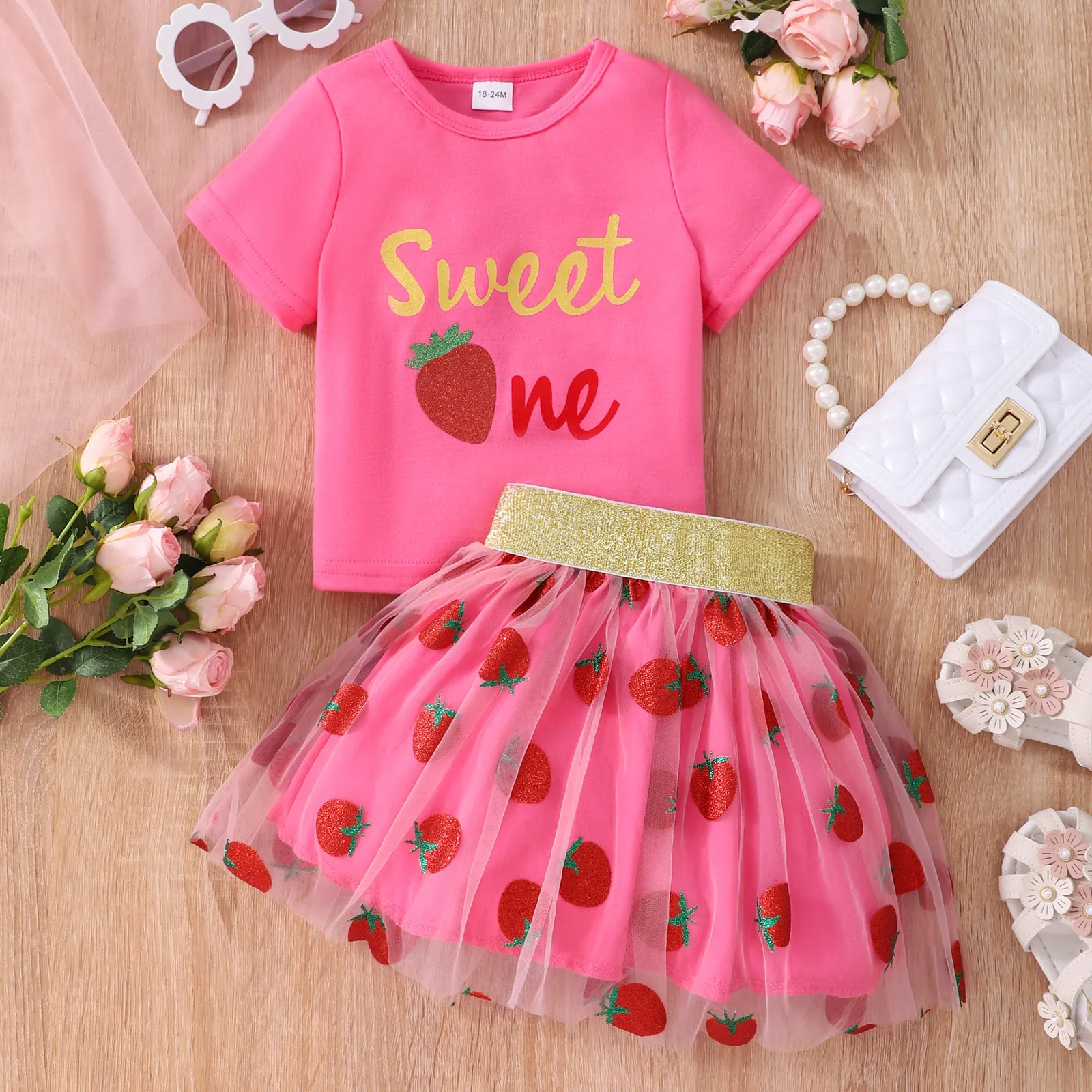 Ensembles de vêtements enfant fille vêtements filles dessin animé été fraise lettre t-shirt jupes 2 pièces bébé cool tenue filles costume mode pour 1 8Y 230626