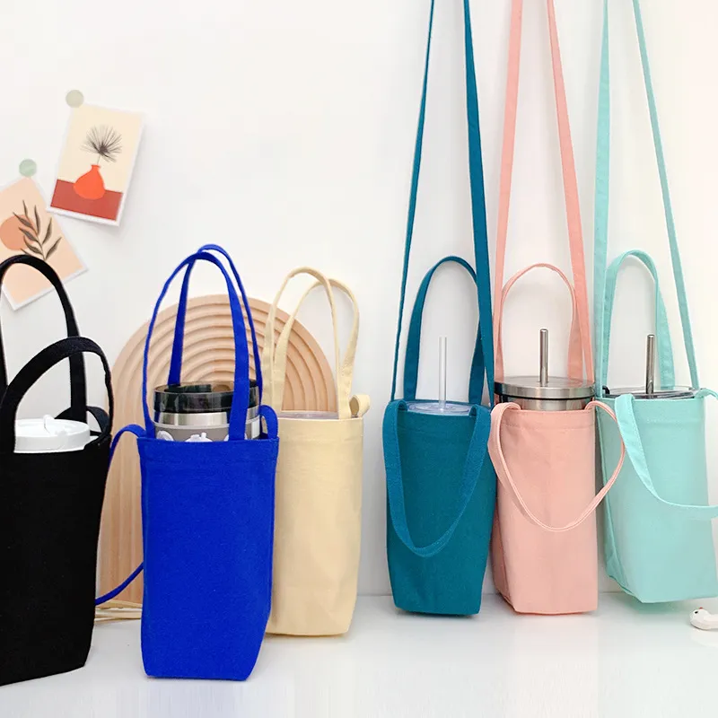 Borsa a tracolla per bottiglia d'acqua isolata con cinghia