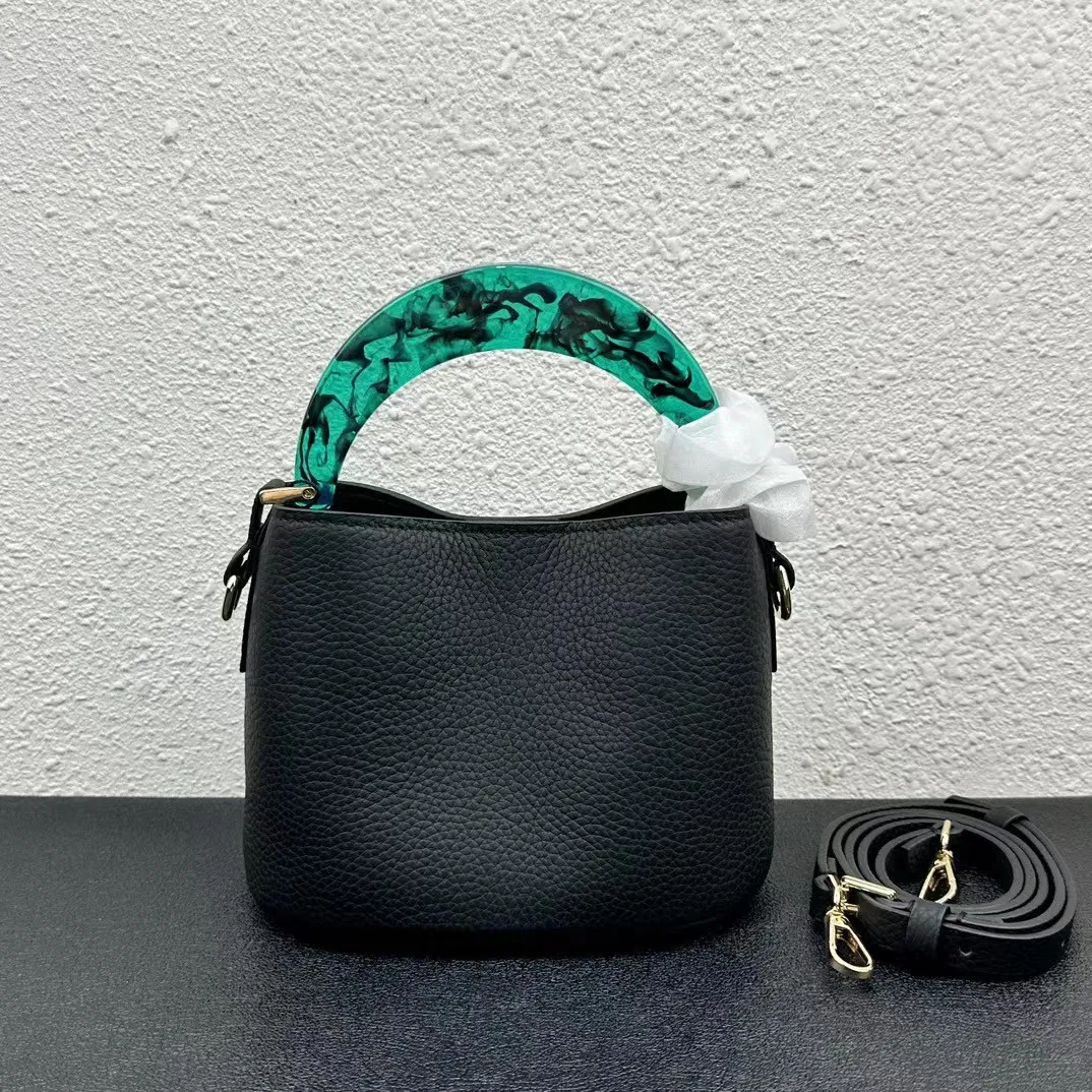 Designer Venice Mini Bucket Bags em Preto Grained Padrão Real Bezerro Couro Top Resina Alça Bolsas Gold Hardware Forro de Algodão Frente Carta Impressão Carteira Bolsa