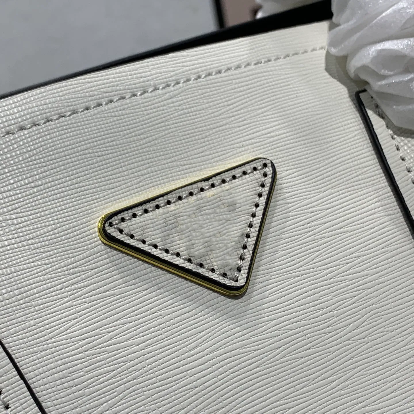 Luxury Saffiano Leather Bag Totes Bag Womens Designer Cowhide Handväska Fashion Invertered Triangle Letter With Axel Cross Body Bags Classic Lady Wallet