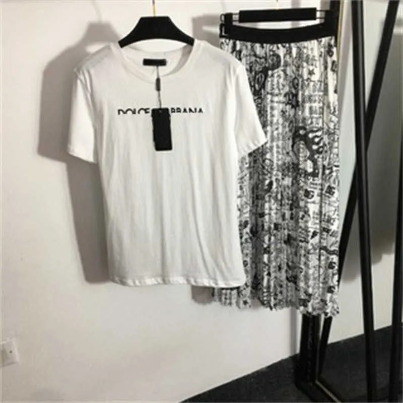 Abito firmato Set di due pezzi Gonne stampate alla moda T-shirt a maniche corte in cotone con stampa di lettere Stampe di moda Gonna a pieghe a vita alta Abbigliamento da donna