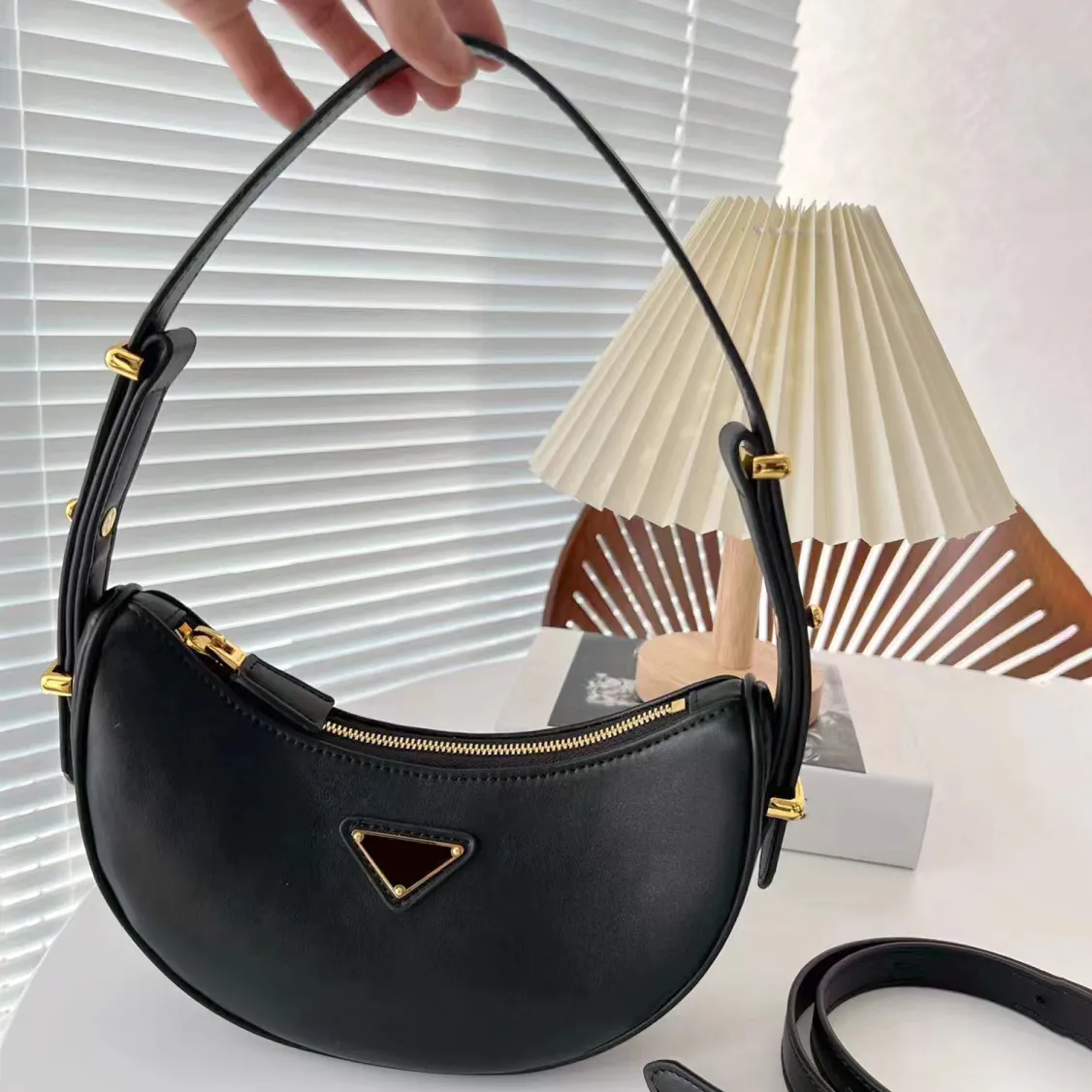 Echtes Leder Damen Unterarmhandtasche schwarz Herren Luxus Designer Clutch Taschen Cross Body Totes Hobo Dreieck Halbmond Tasche Vintage Großhandel Geldbörsen Schultertaschen