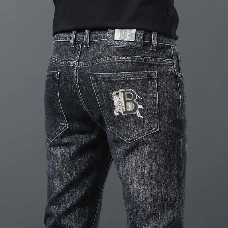 Jeans pour hommes Designer européen automne et hiver nouveaux jeans, coupe slim pour hommes, petits pieds, broderie élastique, taille moyenne haute, mode, pantalon épais de la famille B 61KC