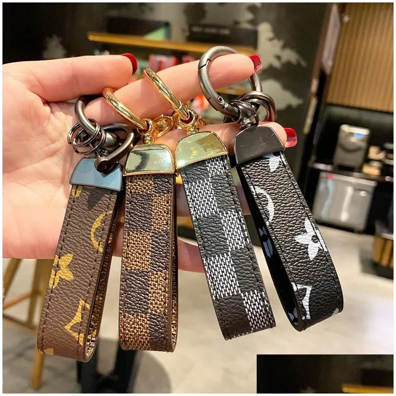 Nyckelringar Lanyards Luxury Men Buckle Leather PU Nyckelring Business Gift Key Chain Women Car Strap midjeplånbok Keyrings Drop Delive Dhjkm