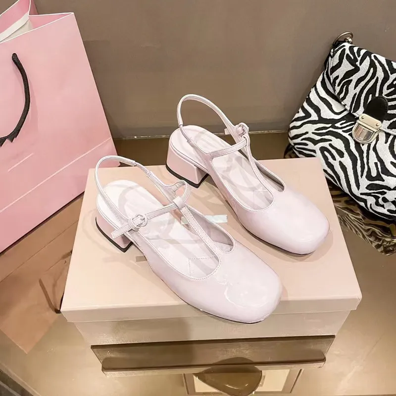 Yeni Sandallar Ünlü Üstler Sandal Düşük Topuk Yuvarlak Toe Bayan Tasarımcıları Gelinlik Akşam Ayakkabı Fabrika Fabrikası Blok Topuklu Flats Moda Yüksek Sokak Ayakkabı Boyutu 35-41