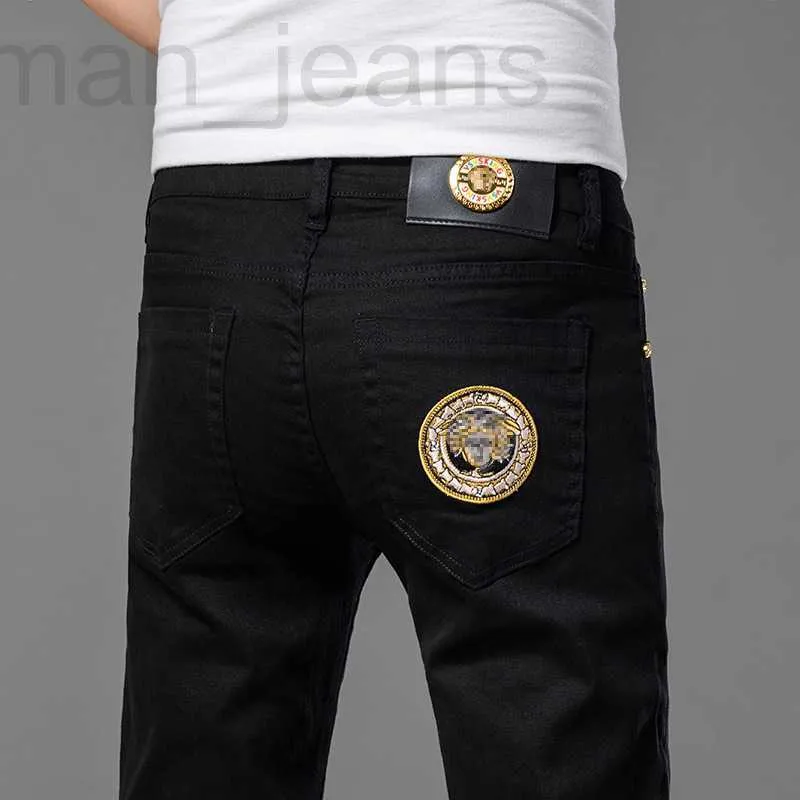 Jeans pour hommes créateur Automne et hiver jeans pour hommes en coton haute élasticité Medusa version coréenne épais Pantalon Slim-fit slim broderie tendance 85J4