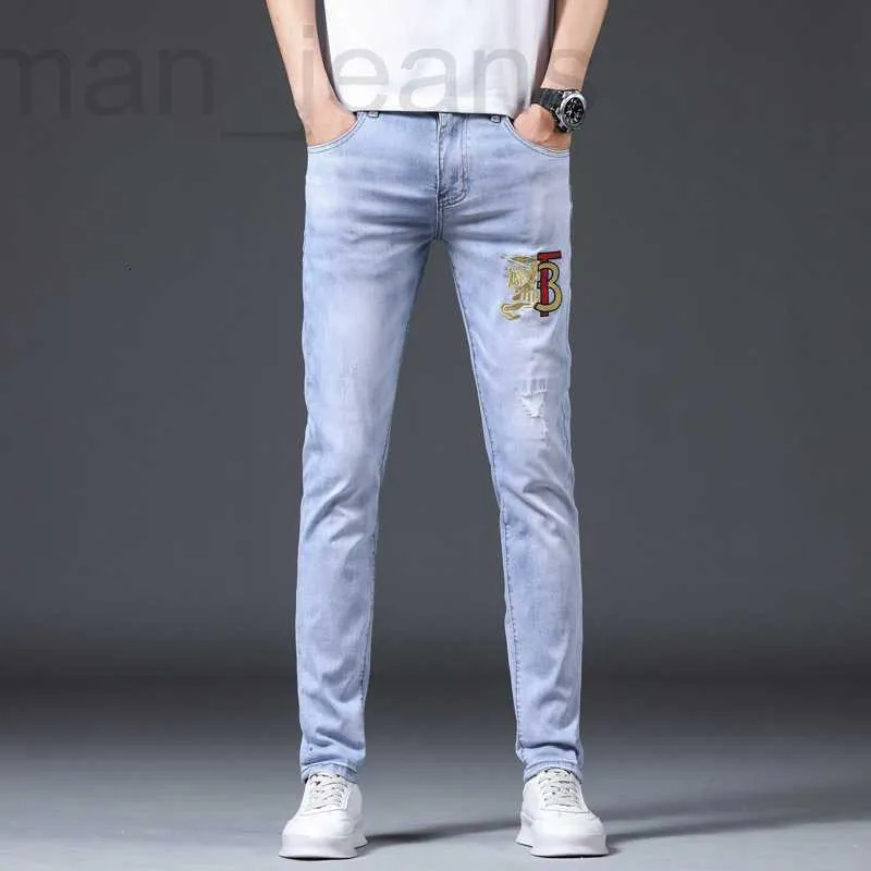 Jeans pour hommes designer 2022 été marque de mode brodé jeans hommes couleur claire polyvalent slim fit pieds élastique bleu long pantalon N7QH
