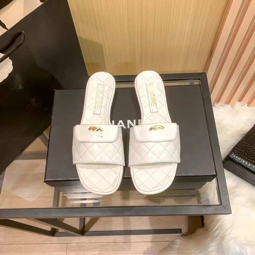 2023 Luxury Summer Designer Slippers Classic Sandals Leather Fashion Shoes Ladies Slipper Beach Flat Heel Flip Flops God kvalitet
