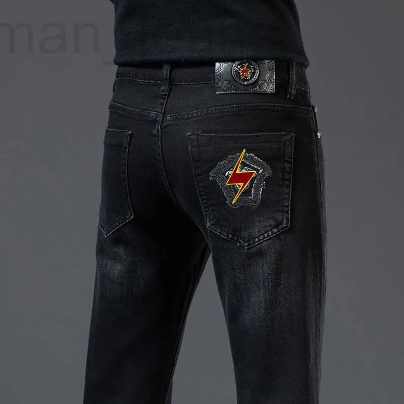 Heren Jeans designer Koreaanse zwart grijze jeans heren herfst en winter mode gloednieuwe Medusa borduurwerk elastische slim fit kleine been rechte broek TCOC