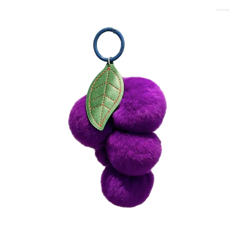 Keychains Women's Fluffy Fur Pom Grape Keychain Lyxig väska Charm och handväska hänge perfekt ryggsäck Tillbehörspresentidé