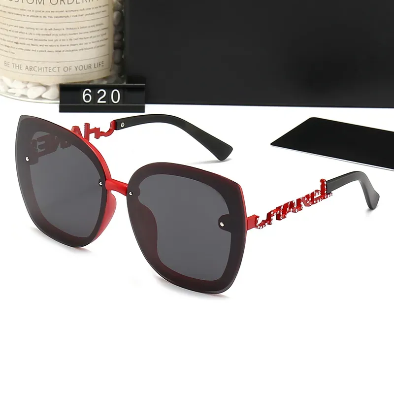 Gafas de sol de diseñador 620 Gafas de marca Tonos para exteriores 2023 PC Lentes de resina Farme Moda Clásica Damas de lujo Espejos de gafas de sol para mujeres con caja
