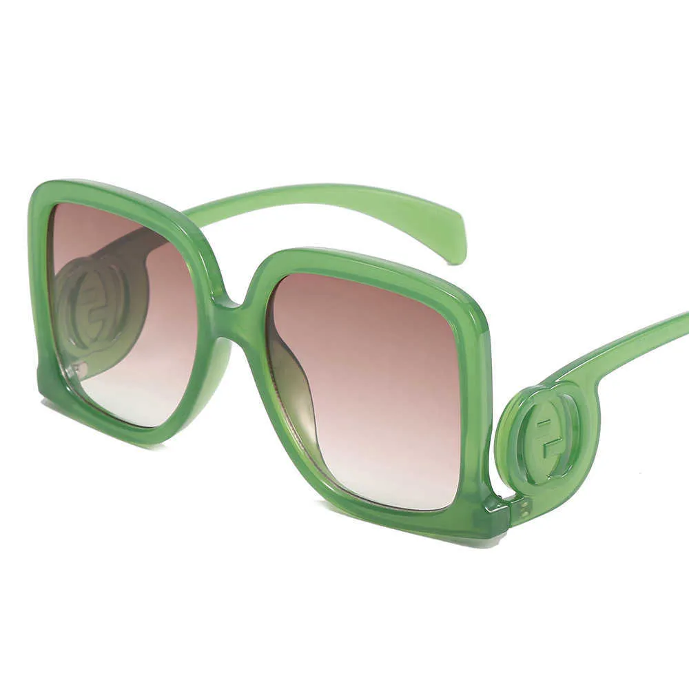 Vendita all'ingrosso di occhiali da sole New Summer Fashion Occhiali da sole con lenti sfumate a contrasto di tendenza da donna con montatura grande