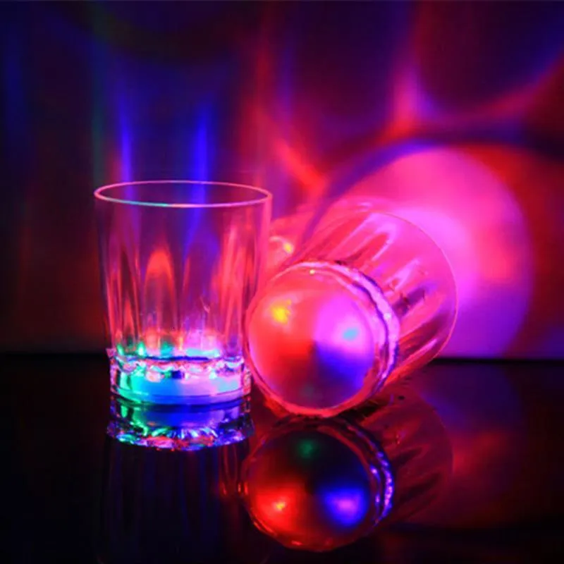 Kieliszki do wina 12PCS Oświetlenie Puchar Glow Dark Cup Party Adult Party Favor S Kieliszki wina Kieliszek wina LED PIĘKOWANA KTV KTV CONCERTA