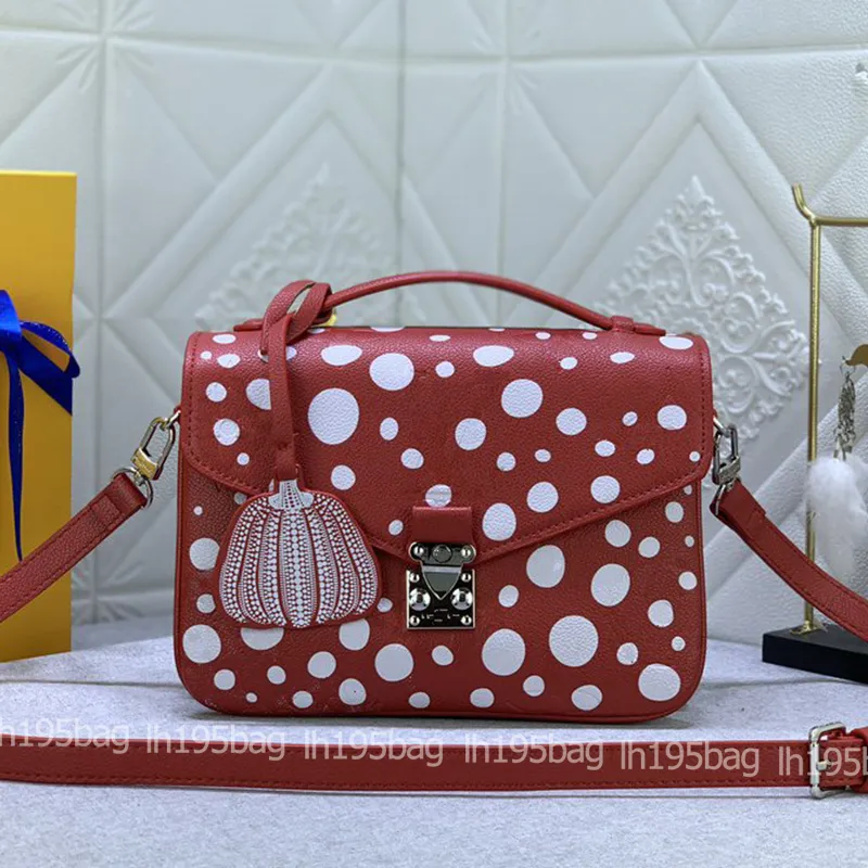 Bolsa de ombro feminina M41487 Couro de vaca Preto Vermelho Envelope Padrão de bolinhas em relevo M46409 M40780 Decoração em forma de abóbora