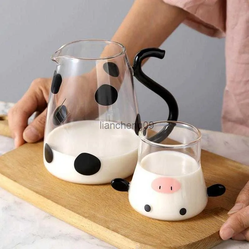 Brocca di vetro a forma di mucca carina Cartone animato resistente al calore Forma di mucca sveglia Teiera e tazza Set Acqua / Latte Freddo Bollitore Caffettiera L230620