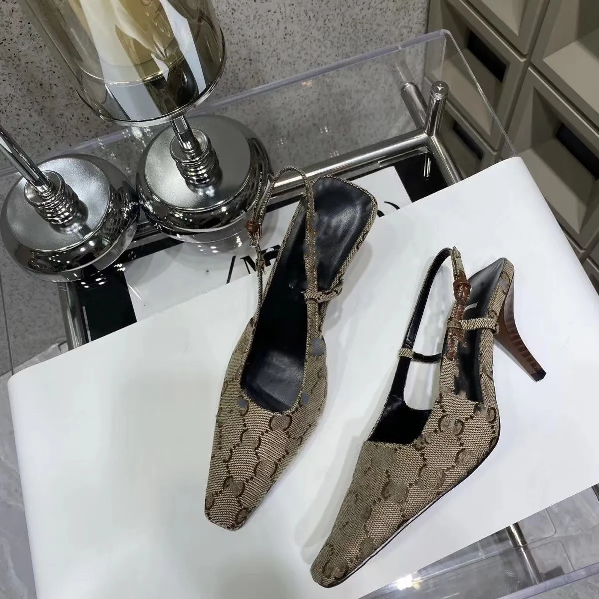 Sandália feminina de grife slingback em lona bege e ébano Sola de couro Fechamento por fivela nas costas Sapatos de luxo femininos com salto médio 02