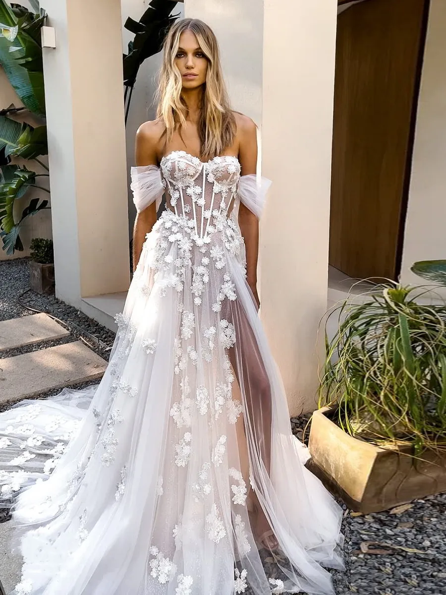 Romantische schulterfreie Boho-Hochzeitskleider, 3D-Blumenapplikationen, seitlich geschlitztes Brautkleid, transparentes Korsett-Mieder, Sommer-Hochzeitskleider