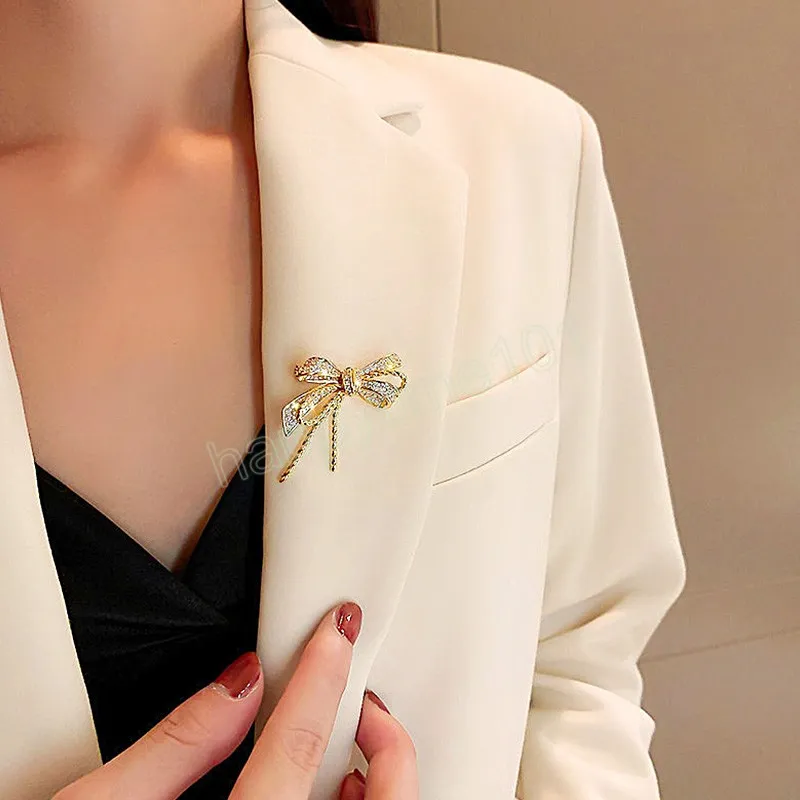 Élégant strass nœud papillon broche épinglette Corsage femmes Simple robe manteau Cardigan bijoux de mariage cadeau broche broche broche