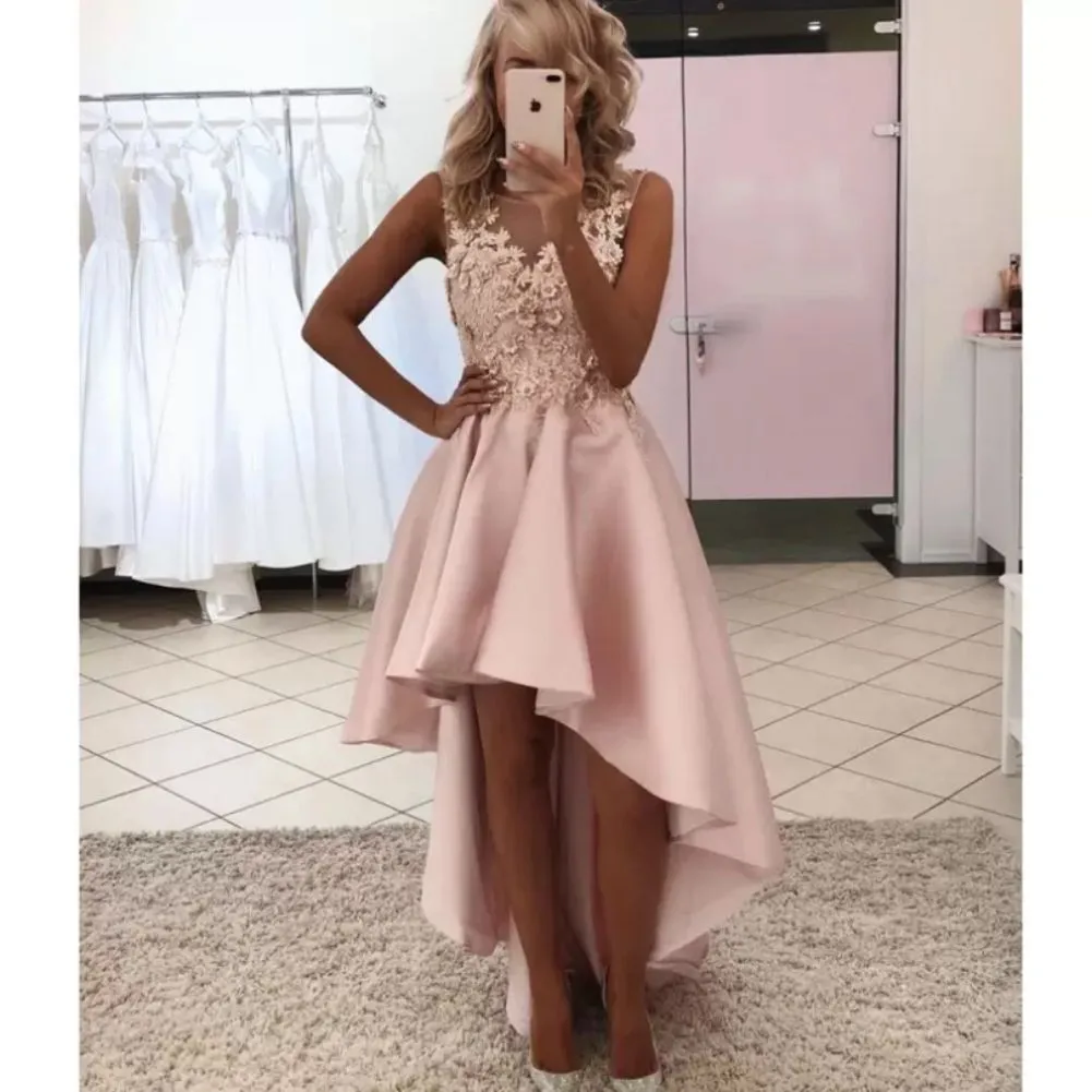2023 Curto Mini Blush Rosa Linha A Vestidos de Coquetel Jewel Meck Illusion Aplicações de Renda de Cetim Flores Alto Baixo Vestidos de Baile Vestido de Festa Vestidos Formais de Baile