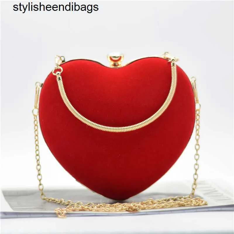 Totes Red Heart Design Women Clutch Small Diamonds Golden Velvet Evening Bags Party Wedding Handväskor Väska för kvinnliga Stylisheendibags