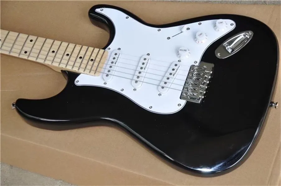 새로운 도착 고품질 Eric Clapton Signature Blackie Electric Guitar Black Basswood Body Maple Neck Chrome 하드웨어