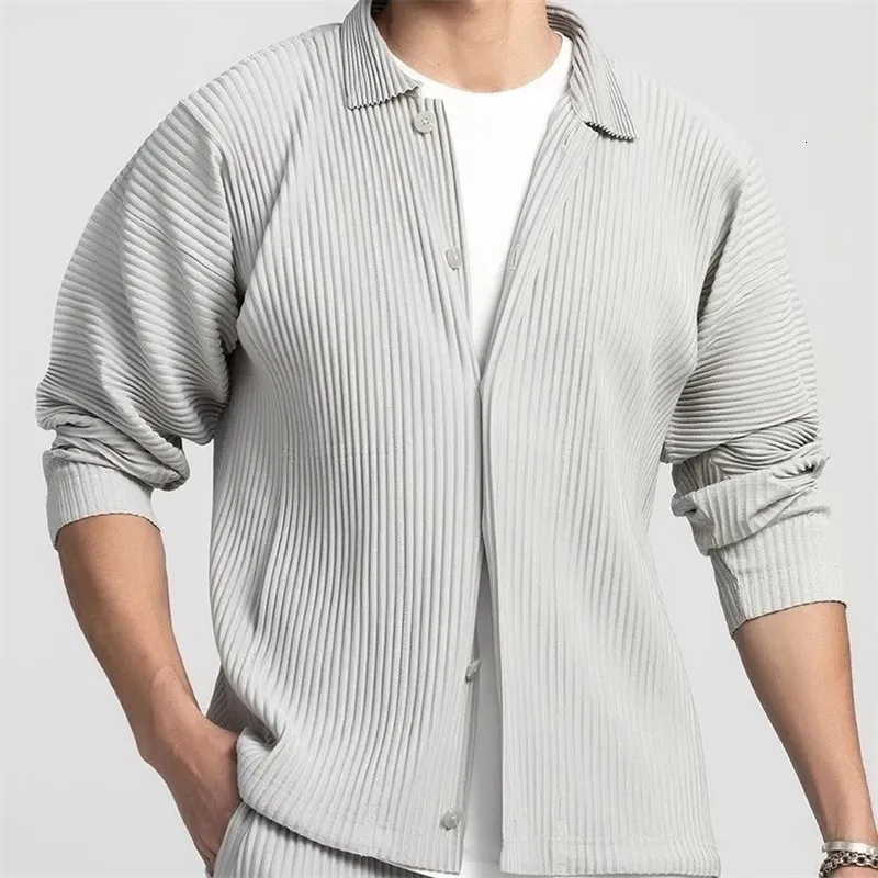 Camisa social masculina Casaco 2023 Primavera Japonês Solto Cardigan Casual Crepe Listrado Manga Comprida Tops plissados 230628