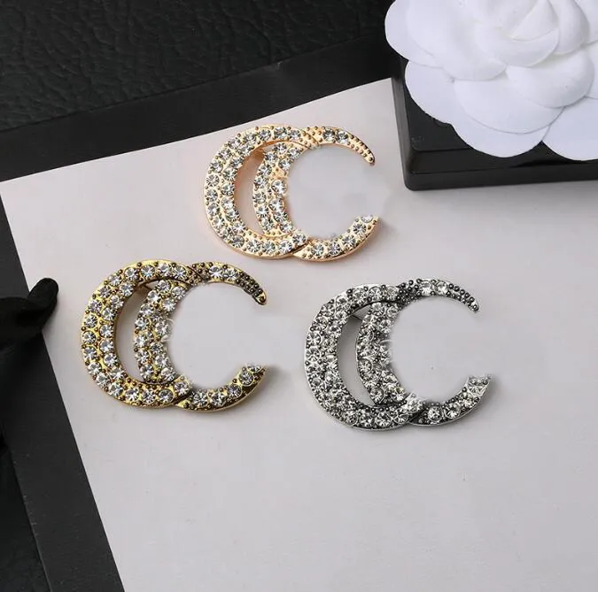 Luxe Femmes Hommes Designer Marque Lettre Broches Plaqué Or 18K Incrustation Cristal Strass Bijoux Broche Marry Christmas Party Pin Cadeau Accessoire