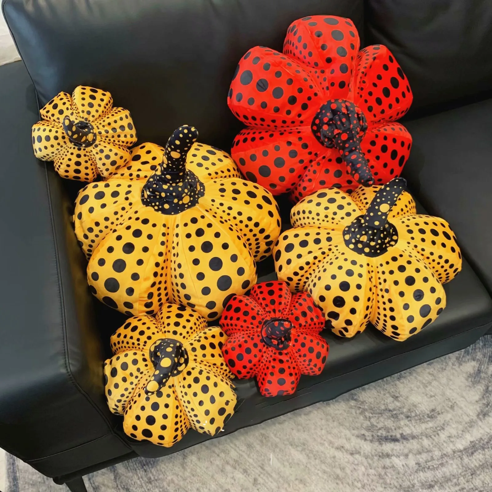 Pluche Kussens Kussens Yayoi Kusama Hetzelfde Pompoen Kussen Golf Punt Pompoen Knuffel Kussen Halloween Home Sofa Decor Pop Baby Kids Speelgoed 230628