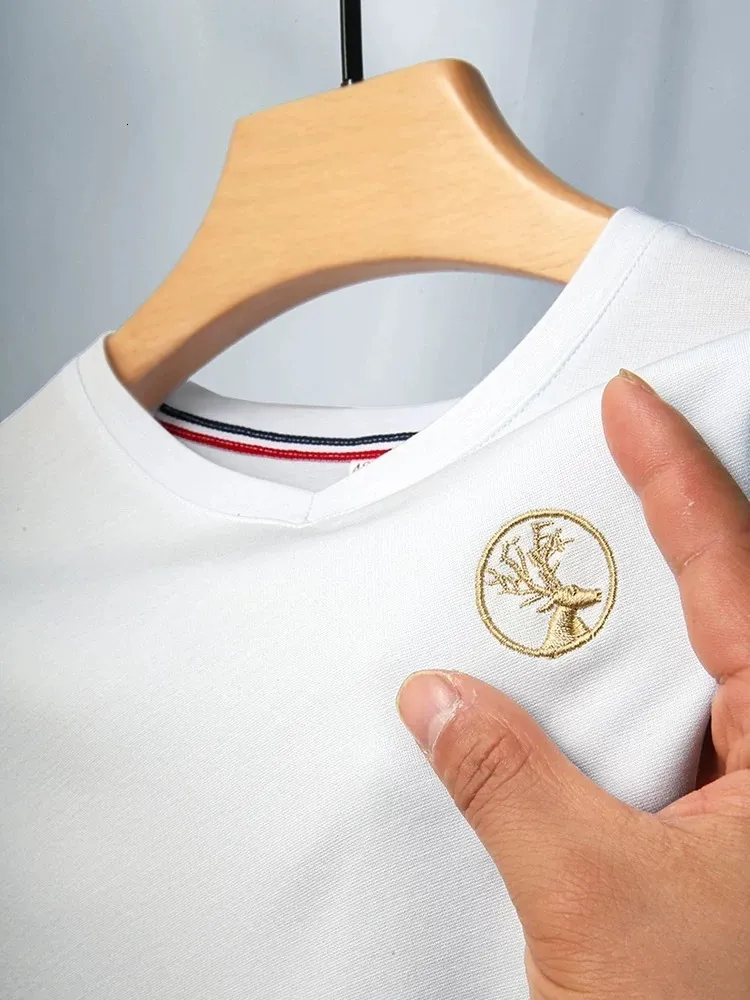 Herren-T-Shirts, hochwertiges, luxuriöses, exquisites Hirschkopf-gesticktes T-Shirt für Männer, Sommermode, koreanische Version, atmungsaktive Eisseide, kurzärmelig, 230629