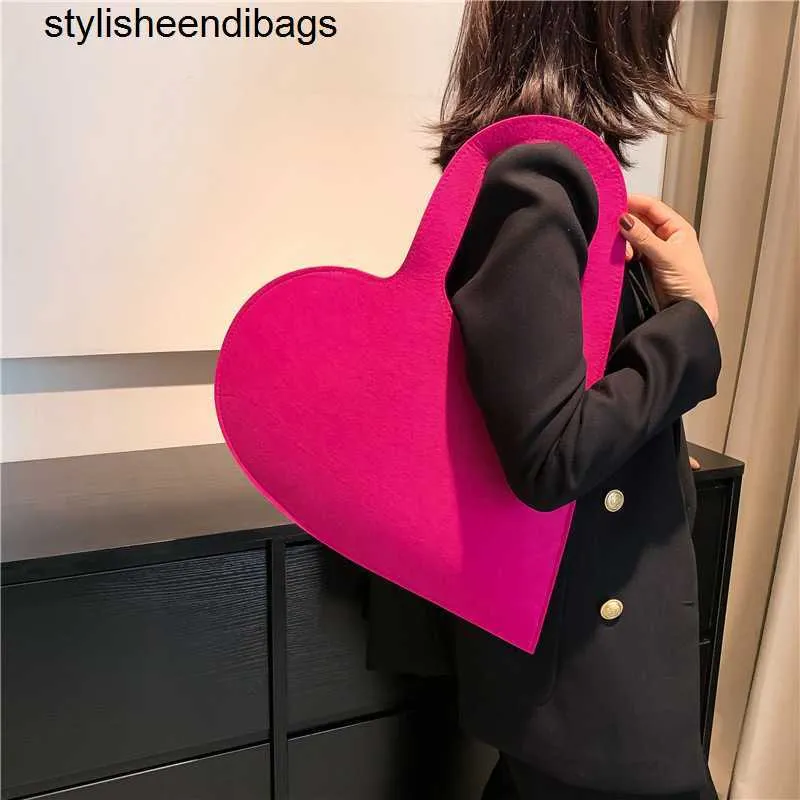 Totes Ultralight Fashion Heart Handväska Kvinnor kände topphandtag på shopping axelväska 2023 Trendig godisfärg Ny handväska Stylisheendibags