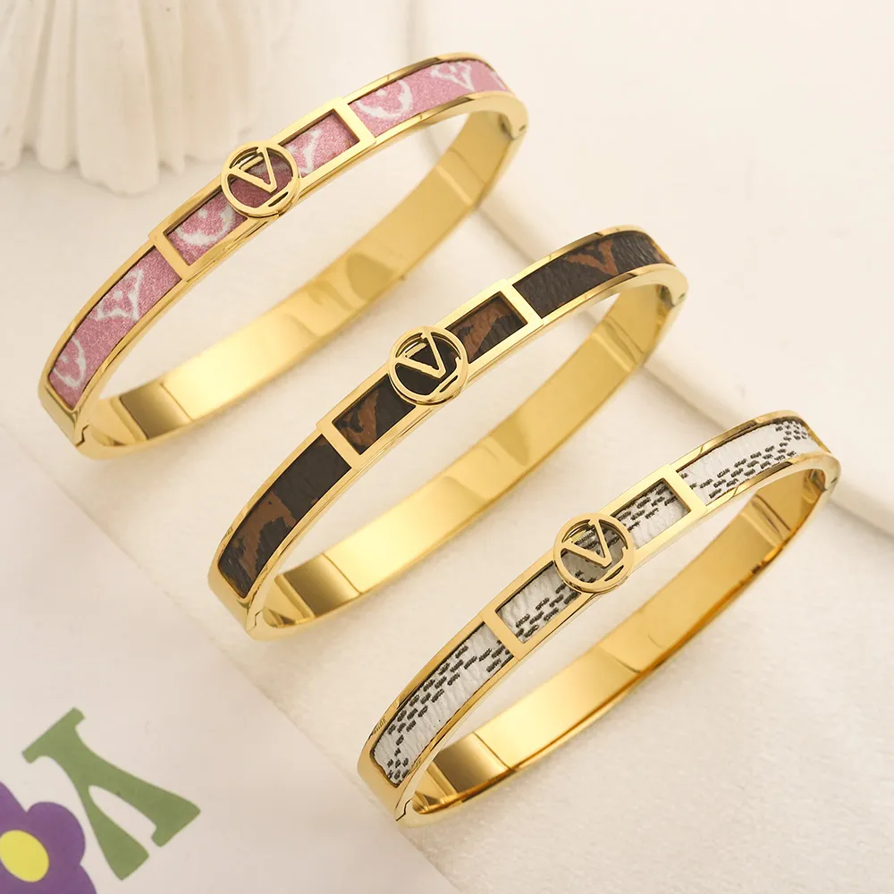 Novo estilo pulseiras mulheres pulseira designer carta jóias de couro falso 18k banhado a ouro aço inoxidável mulheres pulseira presentes de casamento acessórios s286