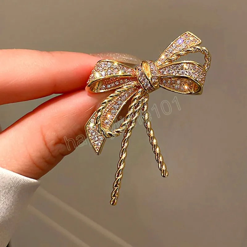 Élégant strass nœud papillon broche épinglette Corsage femmes Simple robe manteau Cardigan bijoux de mariage cadeau broche broche broche