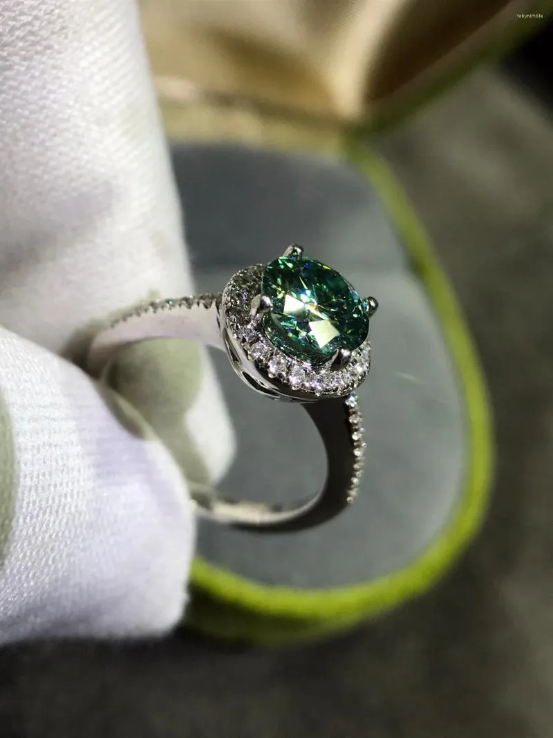 Cluster-Ringe Geoki 1 Karat bestandener Diamanttest Runder grüner Moissanit-Ring 925er Sterlingsilber Perfekt geschnittener Smaragd Luxus-Hochzeitsschmuck