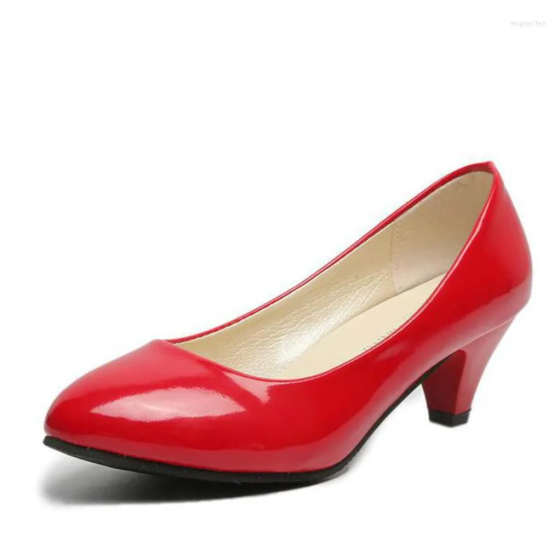 Sapatos sociais femininos de couro salto médio de alta qualidade clássico preto e branco bombas para escritório senhoras branco vermelho sexy
