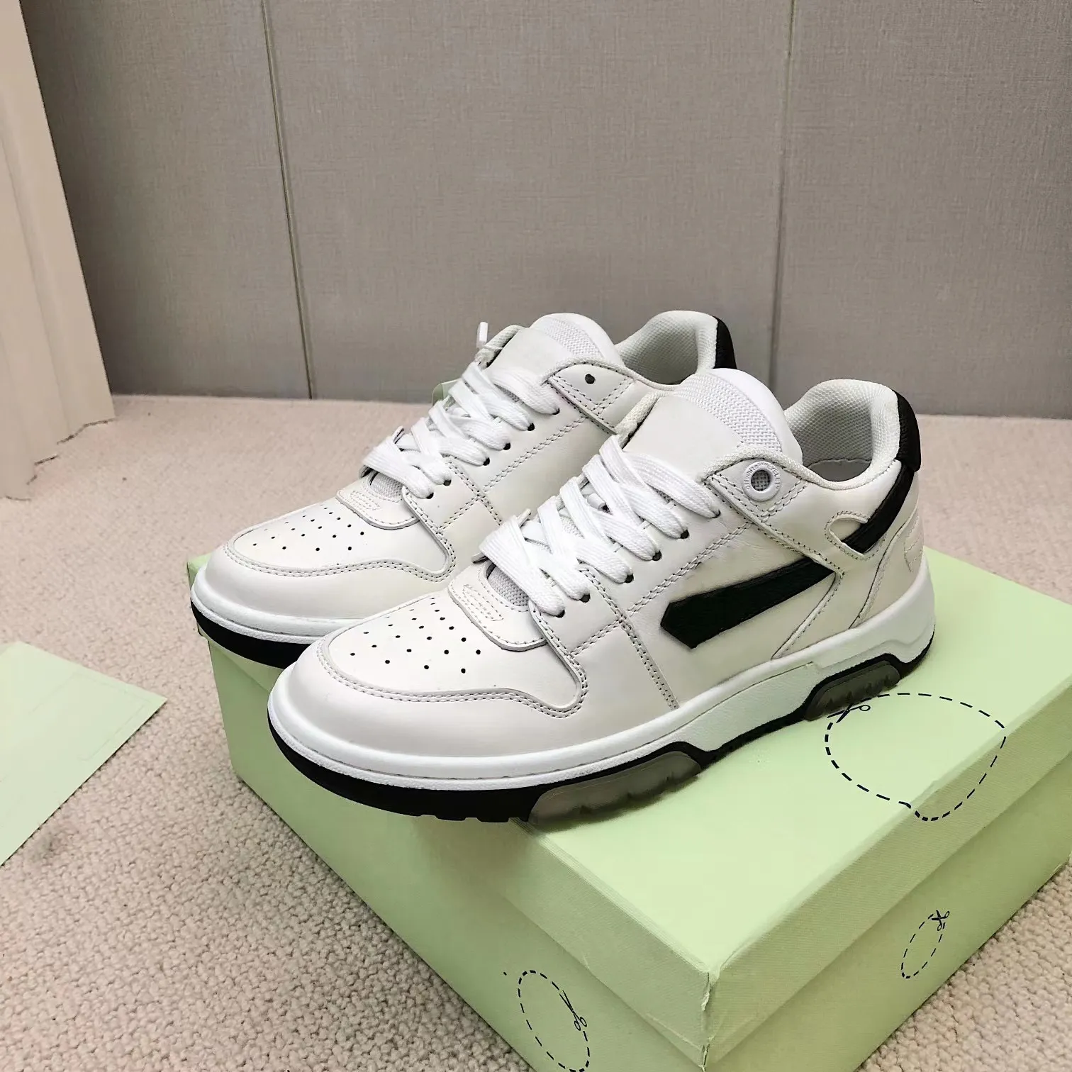 Luxury Vintage Arrow Leather Sneakers For Men And Women Low Top