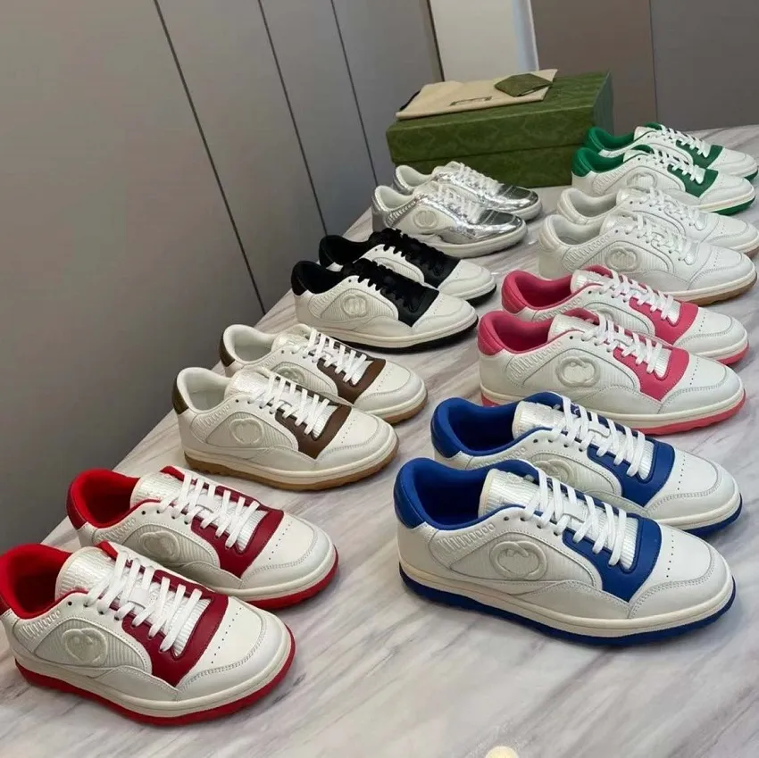 Mode Designer Schoenen Heren Dames Schoen Sneaker MAC80 Gepresenteerd Tegen Zwarte Teather Het Motief Brengt Het Huislogo Naar De Voorgrond In Dit Retro-Geïnspireerde Sneakerontwerp