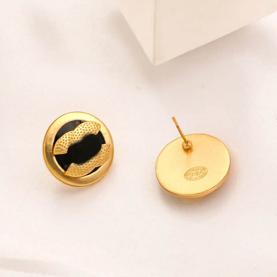 Klasik 18K Altın Kaplama Tasarımcılar Marka Küpe Tasarımcı Çift Mektup Kulak Saplama Kadınlar Paslanmaz Çelik Geometrik Küpe Düğün Partisi Jewerlry Aksesuarları
