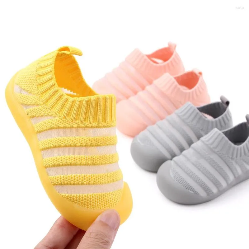 Babys And Tolders İçin Atletik Ayakkabı 2023 Bebek Çocuk Bebek Kız Erkek Yaz Slip-On Çizgili Sneakers Katı Moda