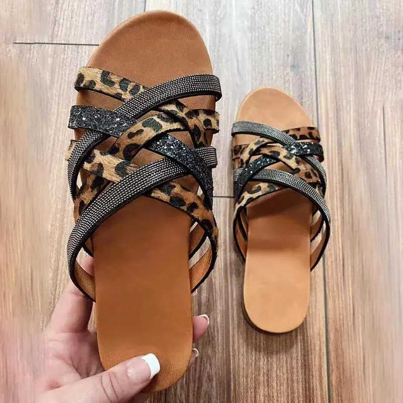 Sandalias planas sin cordones con estampado de leopardo y diamantes de imitación de verano para mujer de estilo romano, chanclas antideslizantes con correa cruzada y punta abierta para la playa