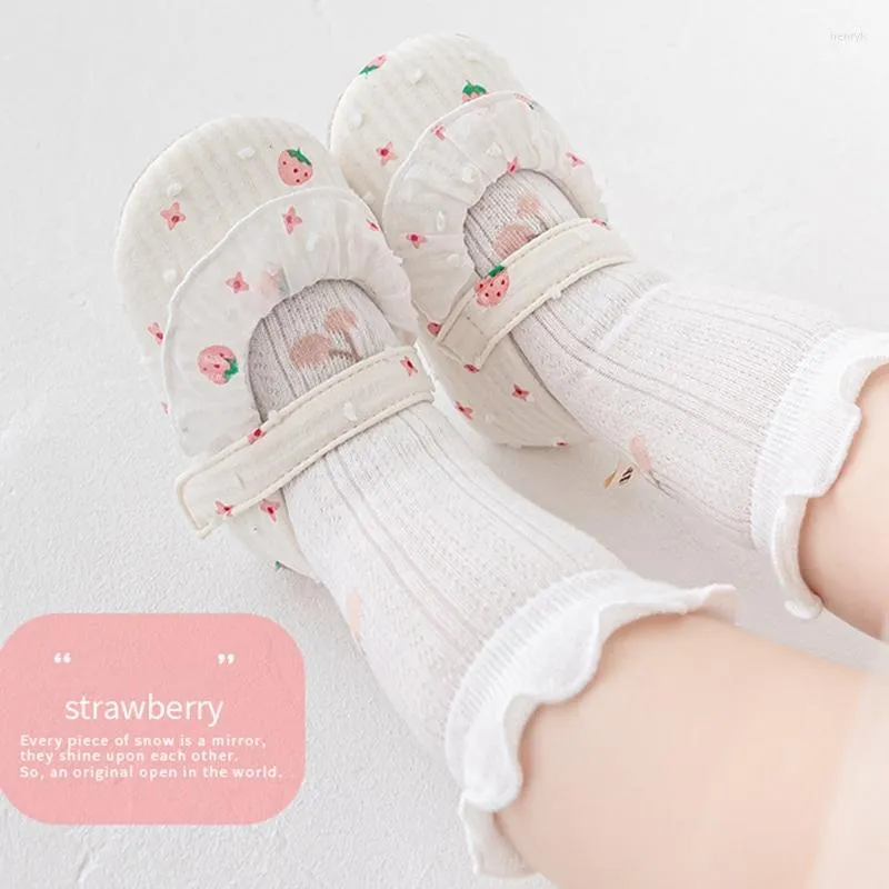 First Walkers Adorable Infant Girls Strawberry Print Mary Jane Flats con detalle de volantes - Zapatos de vestir de princesa antideslizantes para cuna y