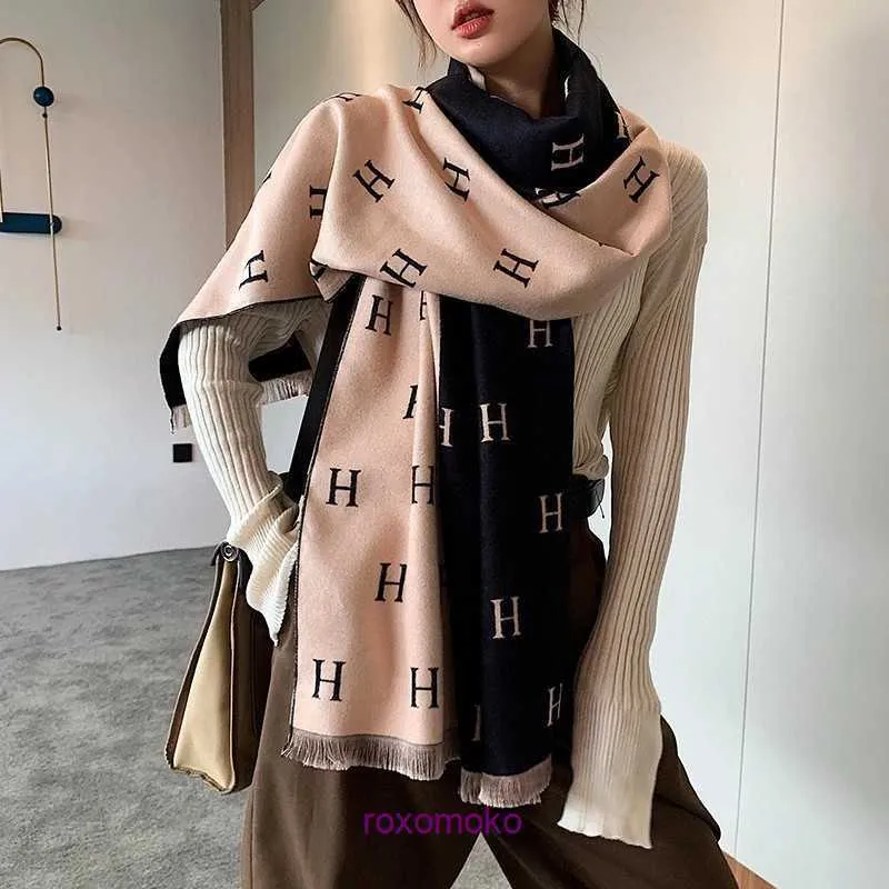 Factory Outlet Hosent H Home Wool Scarf Online Store 2023 New Letter Cashmere Kvinnors mångsidiga höst- och vinterkoreansk utgåva Ins High End Thick Neck