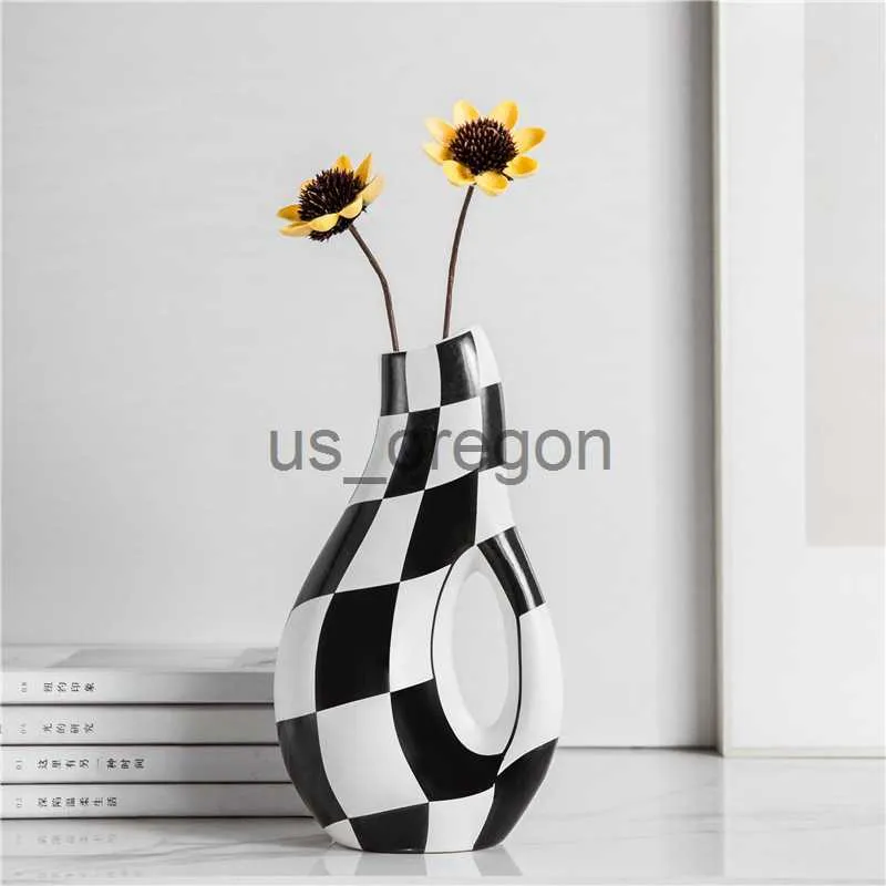 花瓶黒と白の格子縞の花瓶オープンワーク抽象的な幾何学的ストライプ