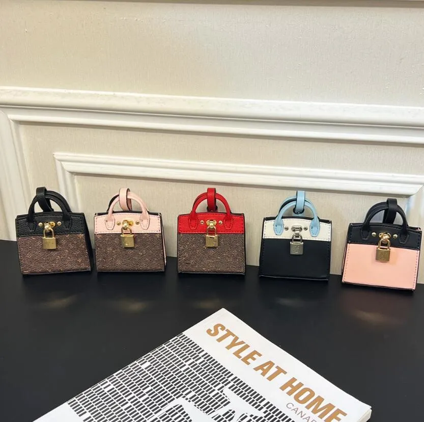 Designer väskor bruna bokstäver nyckel plånböcker lyx varumärke mini handväskor mynt pursar berömda kvinnor och män blixtlås koppling väska purses totes crossbody hänge charms nyckelring