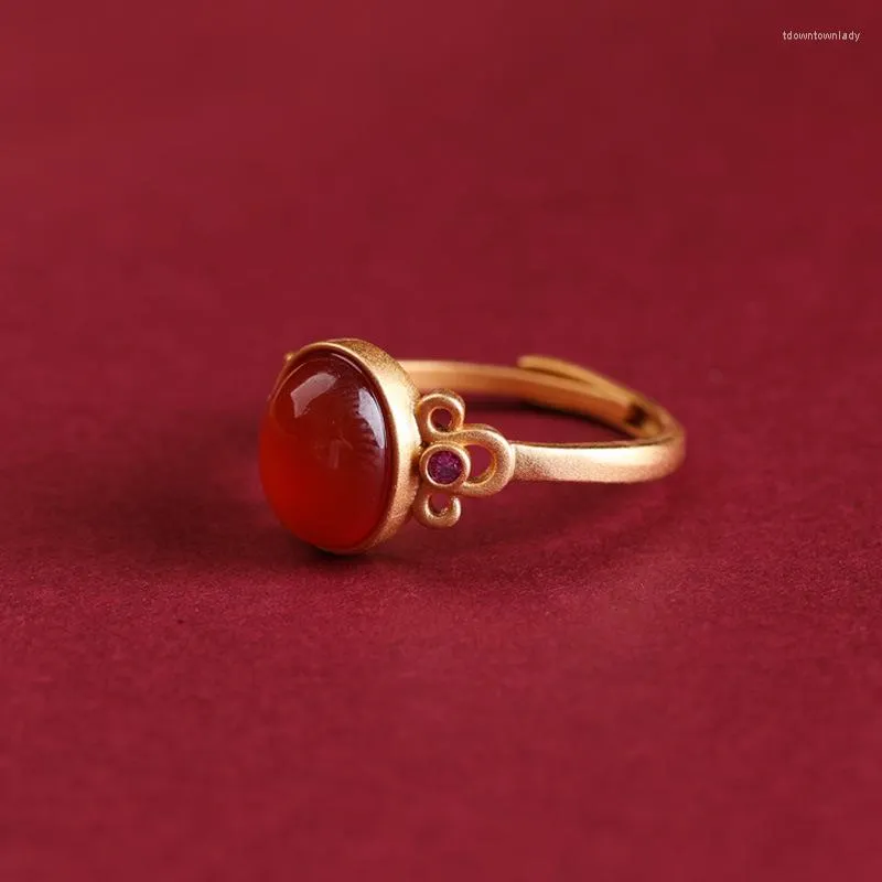 Anelli a grappolo Artigianato in oro antico intarsiato Ovale in corniola rossa naturale per le donne Design semplice e creativo Apertura retrò in gioielleria