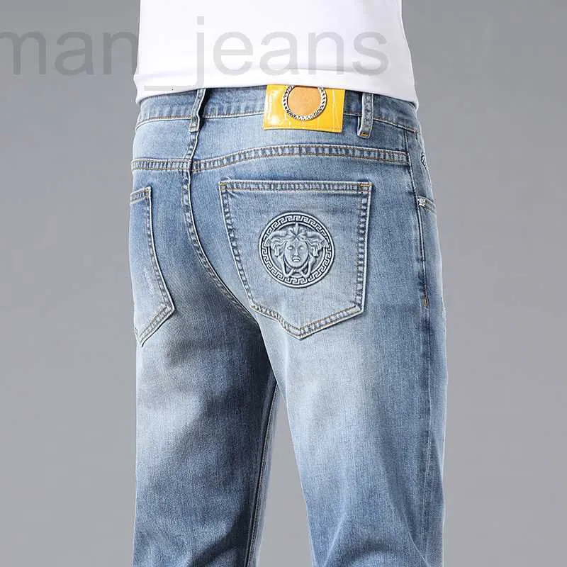 Designer de jeans pour hommes Printemps et été jeans pour hommes version coréenne petit pied coupe élastique haut de gamme marque européenne broderie pantalon Medusa 0127