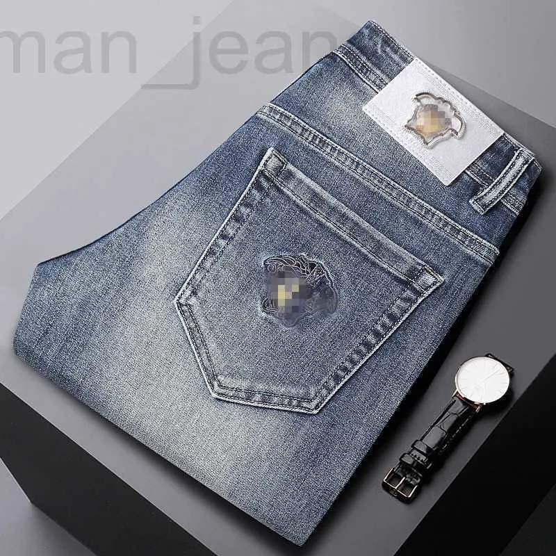 Designer de jeans pour hommes Nouveaux jeans d'automne et d'hiver, broderies pour hommes, bovins de qualité haut de gamme, coupe slim, petits pieds, vêtements élastiques, pantalons longs, Medusa FVQR