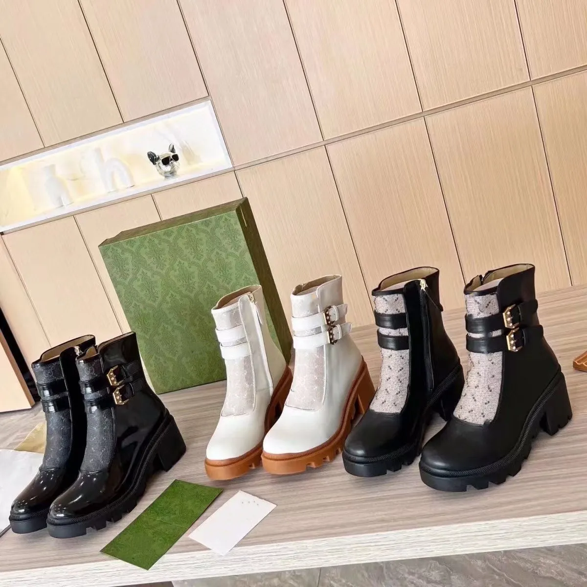 Botins mulher com fivelas Botins em pele preta lona bege e bano Botins com fivelas decorativas e cristais botins designer 05